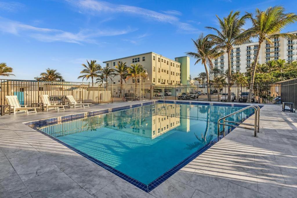 Beachfront & Pool Near Marriott Hollywood Beach Exterior photo