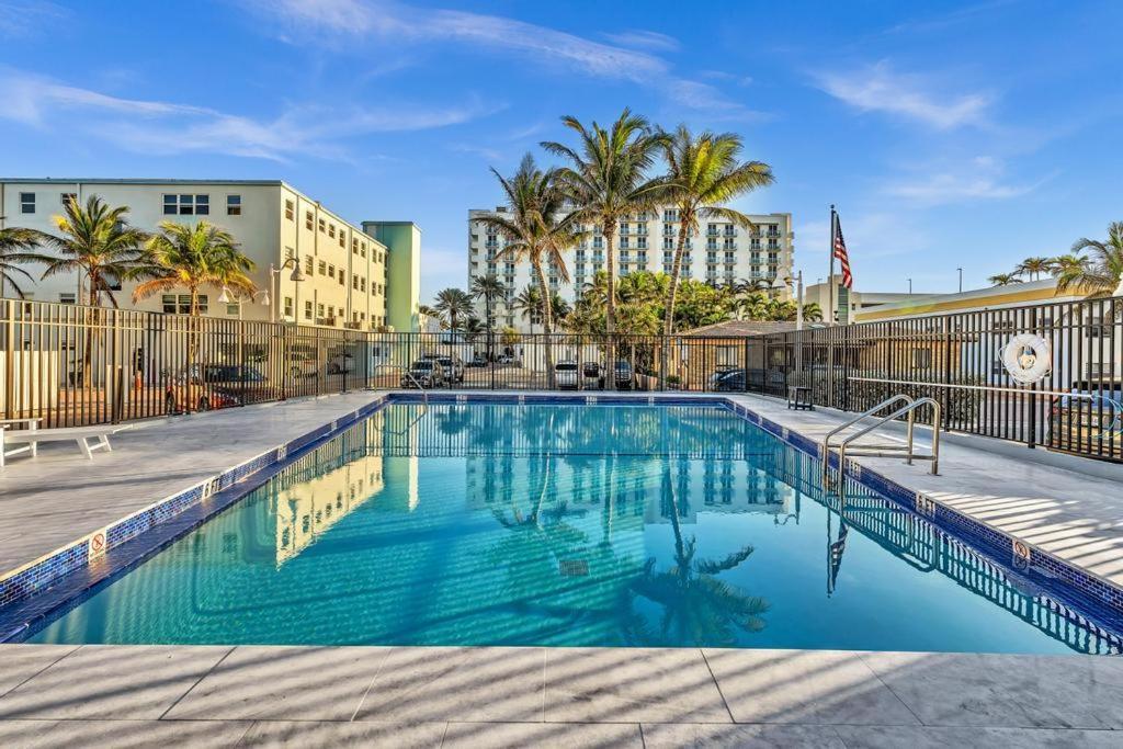 Beachfront & Pool Near Marriott Hollywood Beach Exterior photo