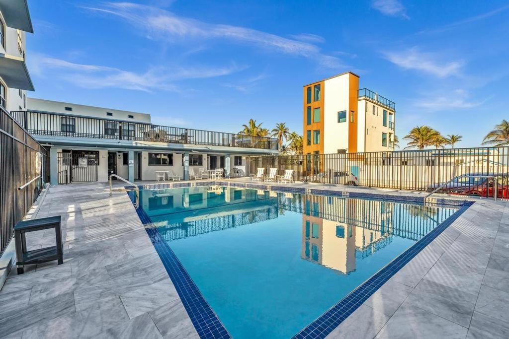 Beachfront & Pool Near Marriott Hollywood Beach Exterior photo